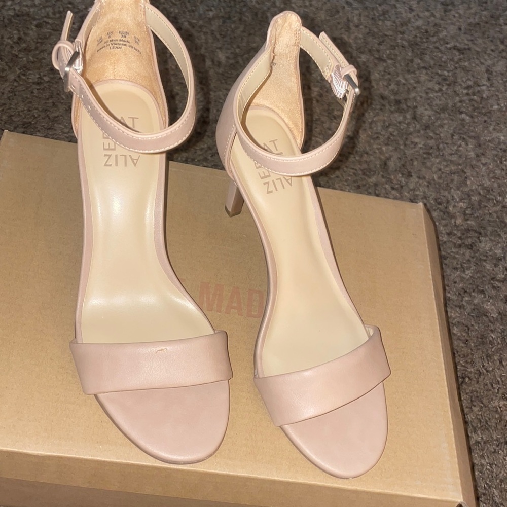 Cute tan heels! Perfect for the summer☀️😎 Come Shop